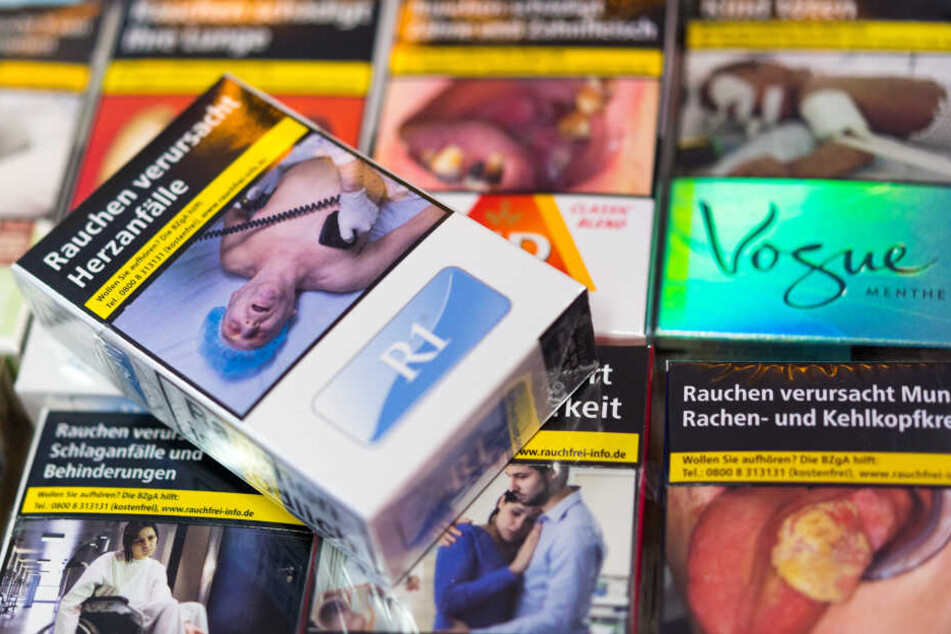 Warnhinweise auf Zigarettenpackungen.