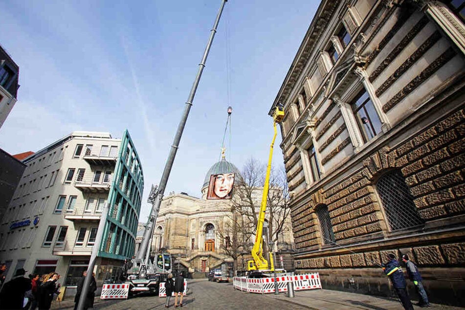 In luftiger Höhe wird die Leinwand in der Fassade des Albertinums versenkt.
