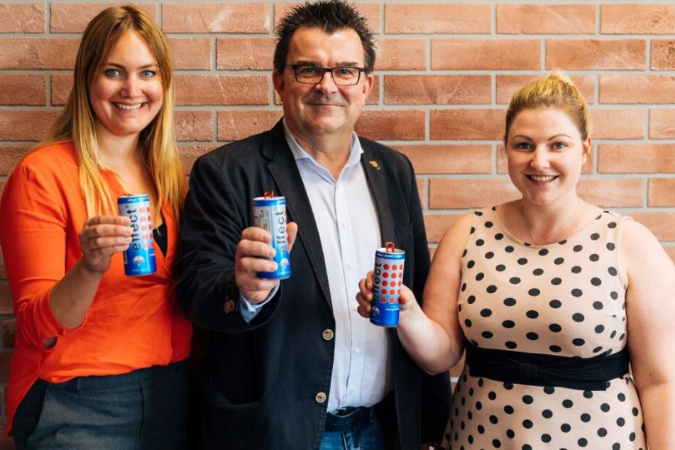 SCP-Geschäftsführer, Martin Hornberger, präsentiert den Energy-Drink des Ärmelsponsors.