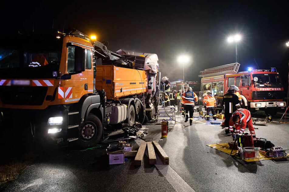 Der Fahrer des Lastwagens hatte einen Warnleitanhänger der Autobahnmeisterei übersehen und war auf diesen aufgefahren.