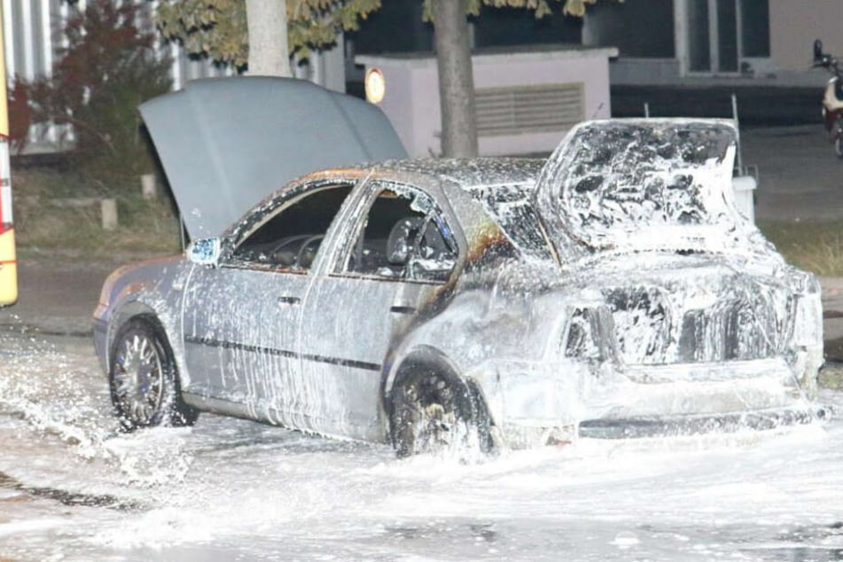 In Kreuzberg wurde ein Auto der türkischen Botschaft in Brand gesetzt.