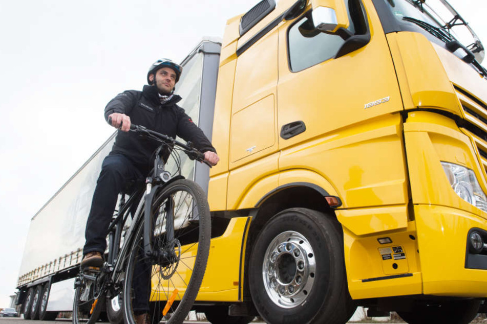Befindet sich der Radfahrer im toten Winkel, kann der Lastwagenfahrer ihn nicht sehen. Assistenzsysteme sollen nun tödliche Zusammenstöße verhindern.