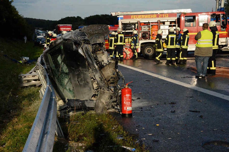 Großeinsatz für Feuerwehr und Rettungskräfte auf der A2. Hier beim Unfall in Oelde.