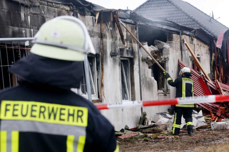 Feuerwehrleute löschen die Reste eines abgebrannten Saunaclubs.