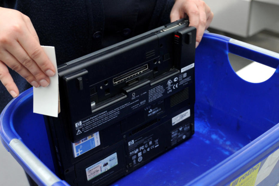 Dieses Bild könnte bald der Vergangenheit angehören: Bei einer Sicherheitskontrolle wird ein Laptop gecheckt.