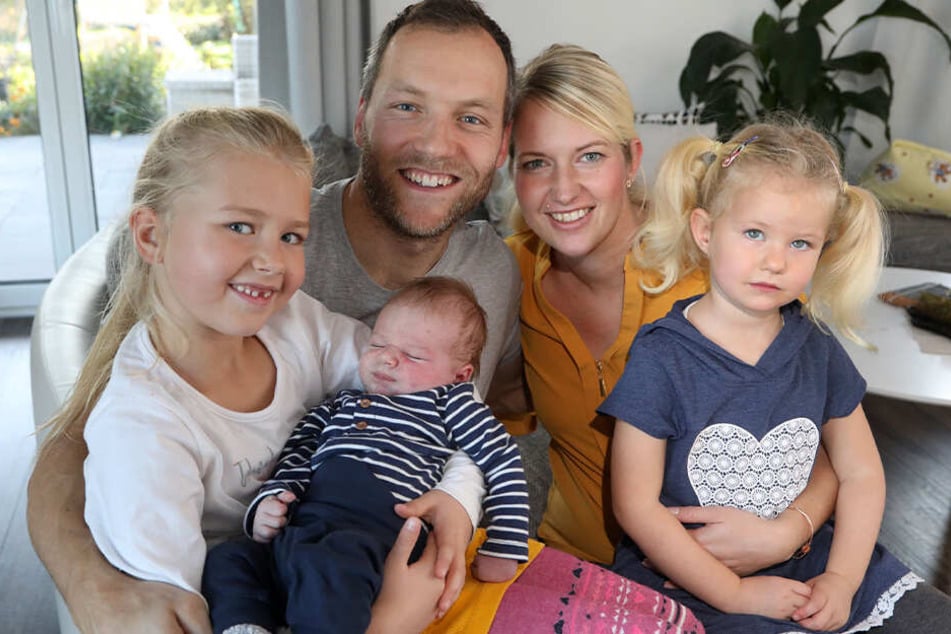 Nico Ihle und seine Frau Anni mit ihren Kindern Emma, Levi und Maxi.