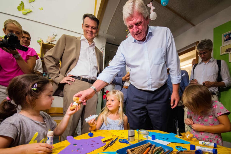 Besuch in der Kita: Ministerpräsident Bouffier während seiner Sommertour im Austausch mit Kindern.
