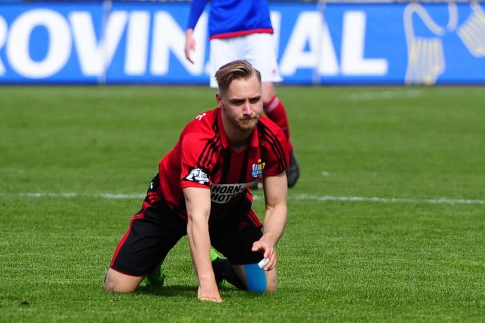 Björn Jopek (Chemnitzer FC) enttäuscht am Boden.
