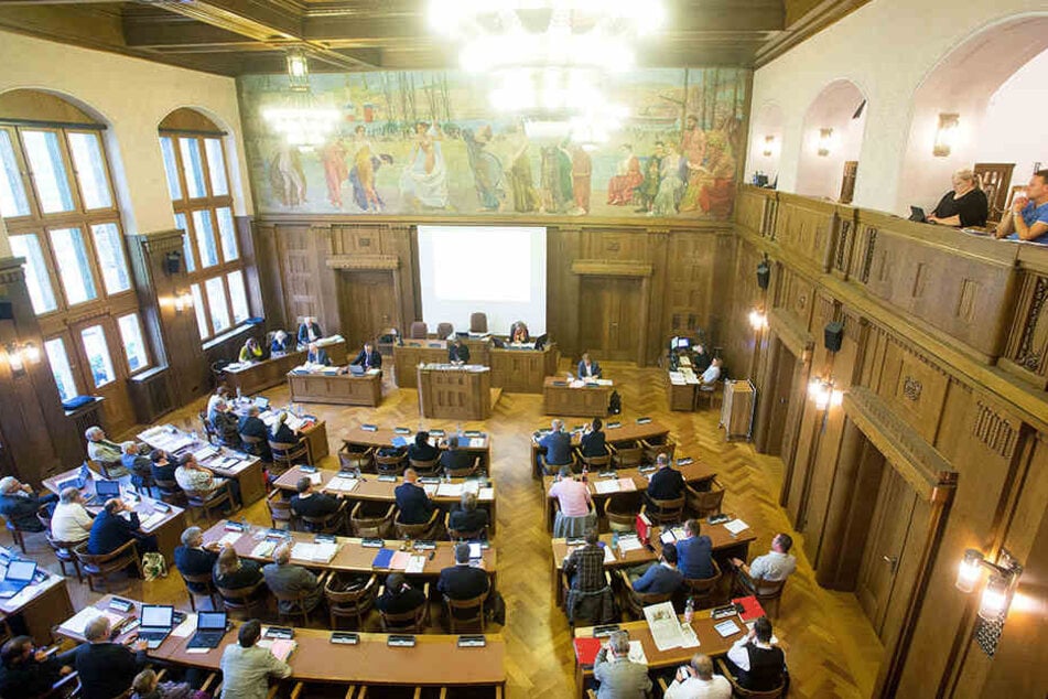 Abendliche Stadtratssitzungen wie hier in Chemnitz dauern oft stundenlang. Nicht für jede(n) attraktiv.