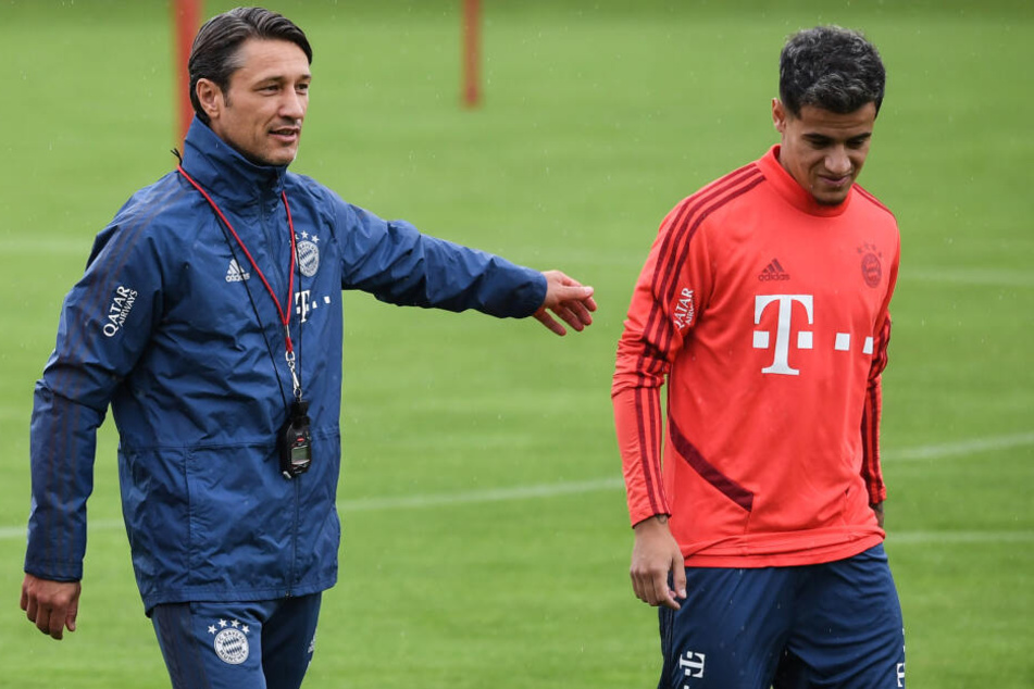 Kovac (l.) hält seinen Topstar Coutinho (r.) gegen Schalke zurück, der Fußballer ist noch nicht auf dem entsprechenden Fitnessniveau. (Archivbild)