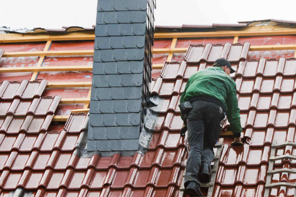 Während der eine Mann noch mit der Dame verhandelte, legte der andere unaufgefordert mit seinen Arbeiten am Dach los. (Symbolbild)