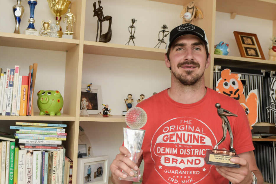 Pokale, wohin das Auge reicht. Sichtlich stolz präsentiert sich Petr Macholda seine Zeugnisse für erfolgreiche Golfturniere.
