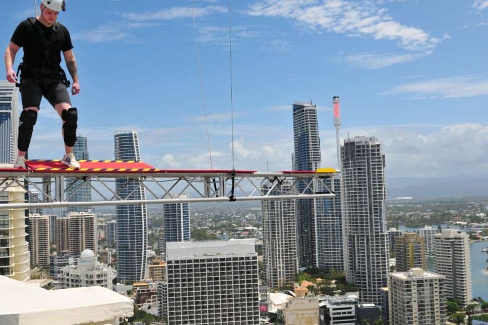 Prüfung 1 in 100 Metern Höhe: Für die Kandidaten geht es auf einen Wolkenkratzer in "Surfers Paradise" - hier wackelt Felix van Deventer (22).