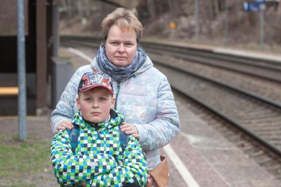 Zeugen eines Steine-Anschlags auf die Citybahn: Ivette Kloth (44) und Sohn
Robin (10).