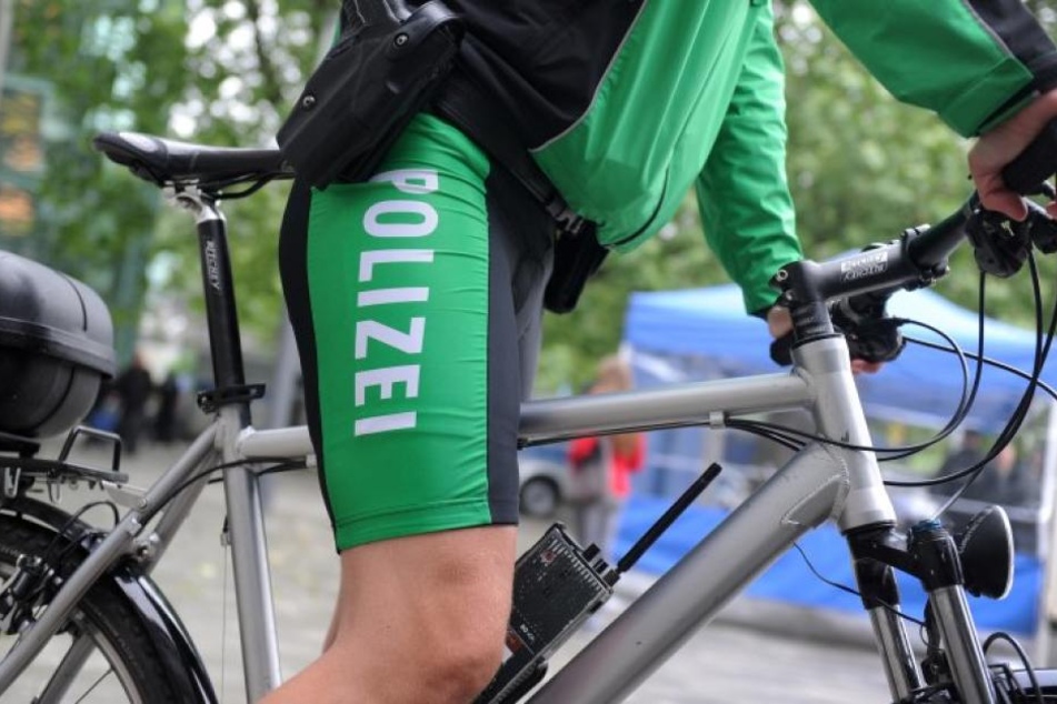 Die Fahrradpolizisten wurden von Tätern von der Straße gerammt. (Symbolbild)