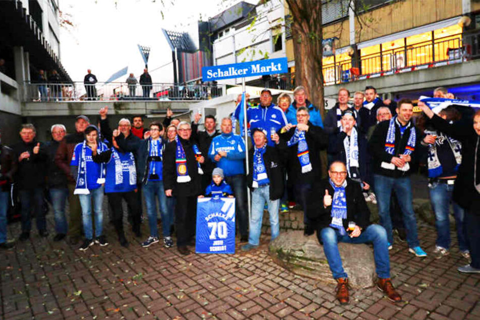 Zahlreiche Schalke-Fans versammelten sich am Freitag, um den "Schalker Markt" in Höxter offiziell mit Fangesängen einzuweihen.