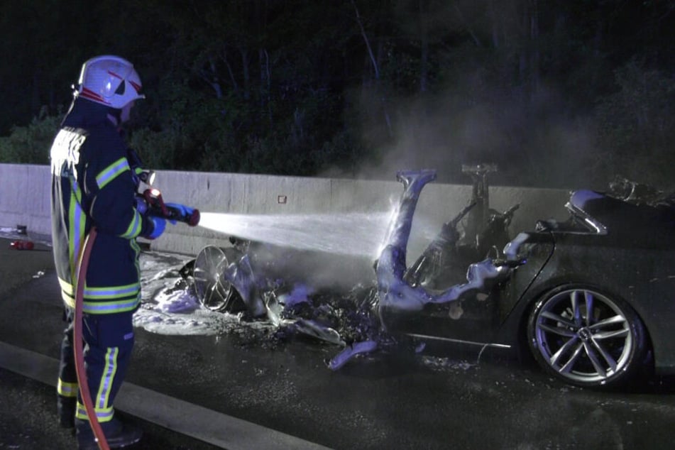Ein Audi fing Feuer und brannte komplett aus.