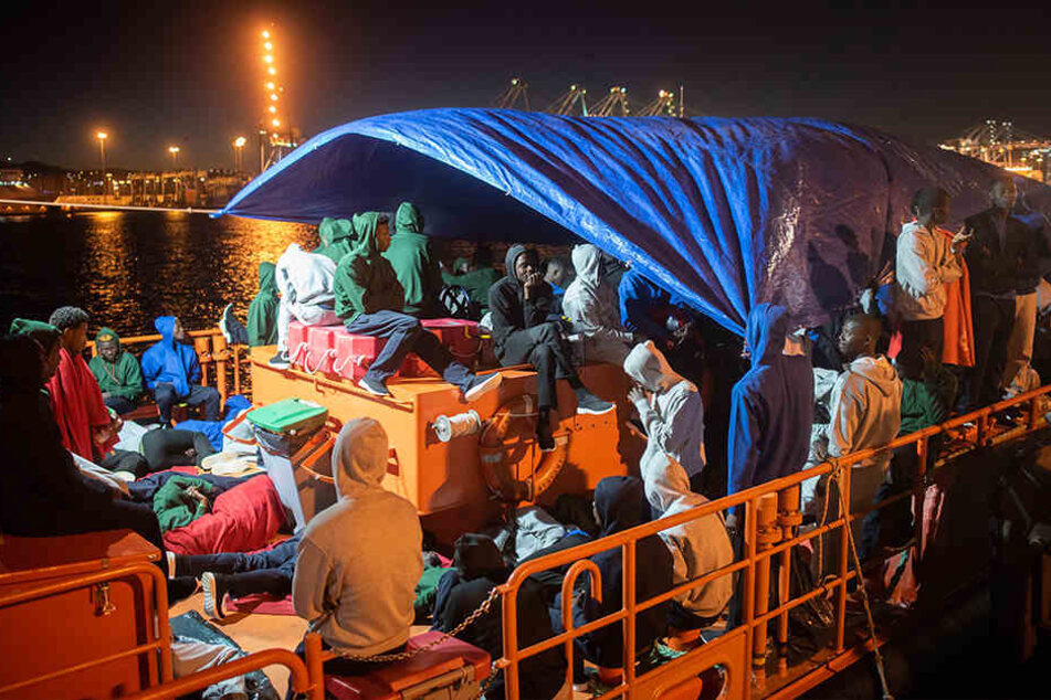 Am Mittwoch aus Seenot gerettete Migranten verbringen die Nacht auf einem Schiff des spanischen Seerettungsdienstes.