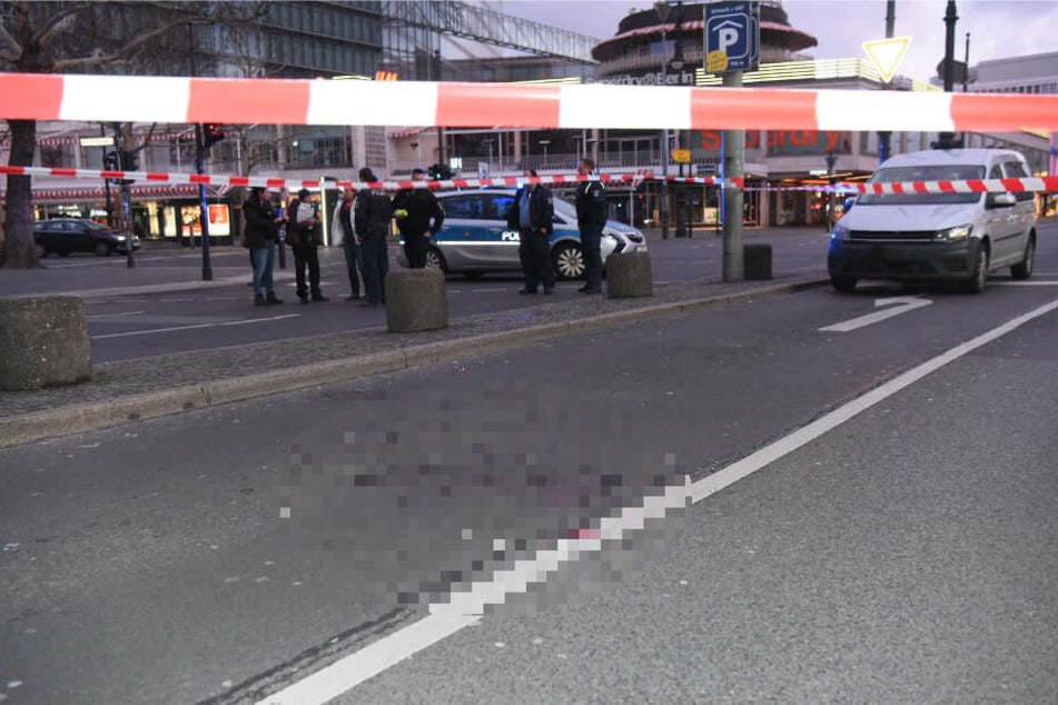 Auf der Straße sind Blutspuren zu sehen.