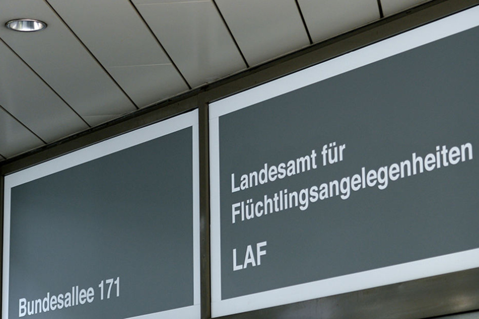 Eingangsschild des LAF (Landesamt für Flüchtlingsangelenheiten) in der Bundesallee in Berlin.