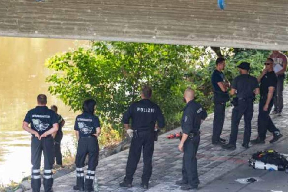 Vor drei Monaten machten sich Polizei und Taucher auf die Suche nach den Leichenteilen.