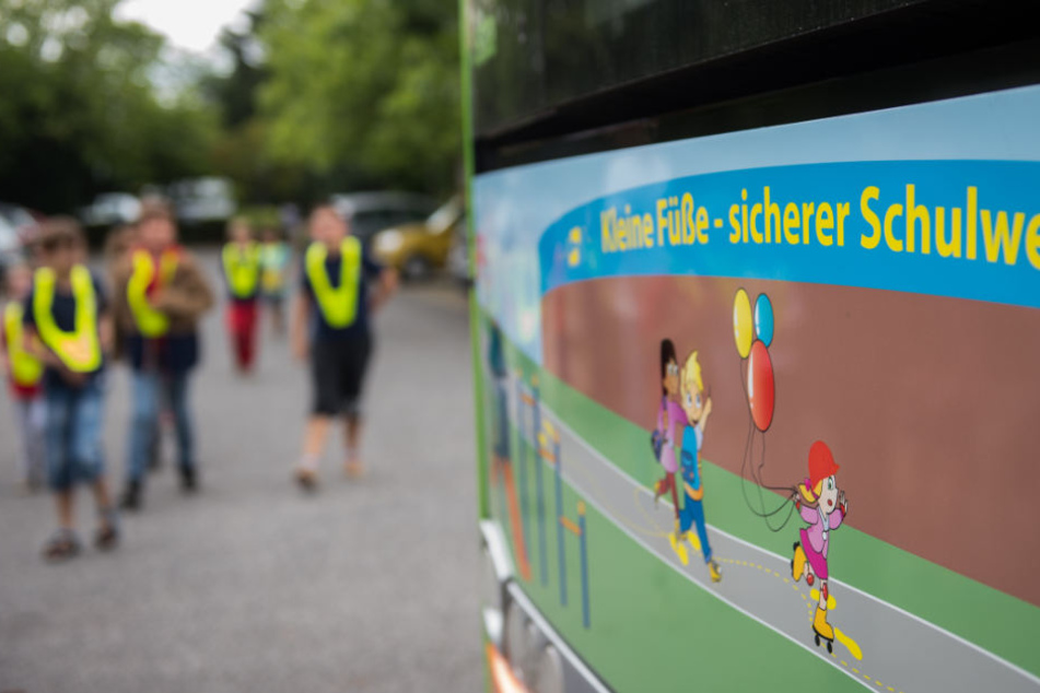 Der Lkw-Fahrer ignorierte den Warnblinker des Schulbusses. (Symbolbild)