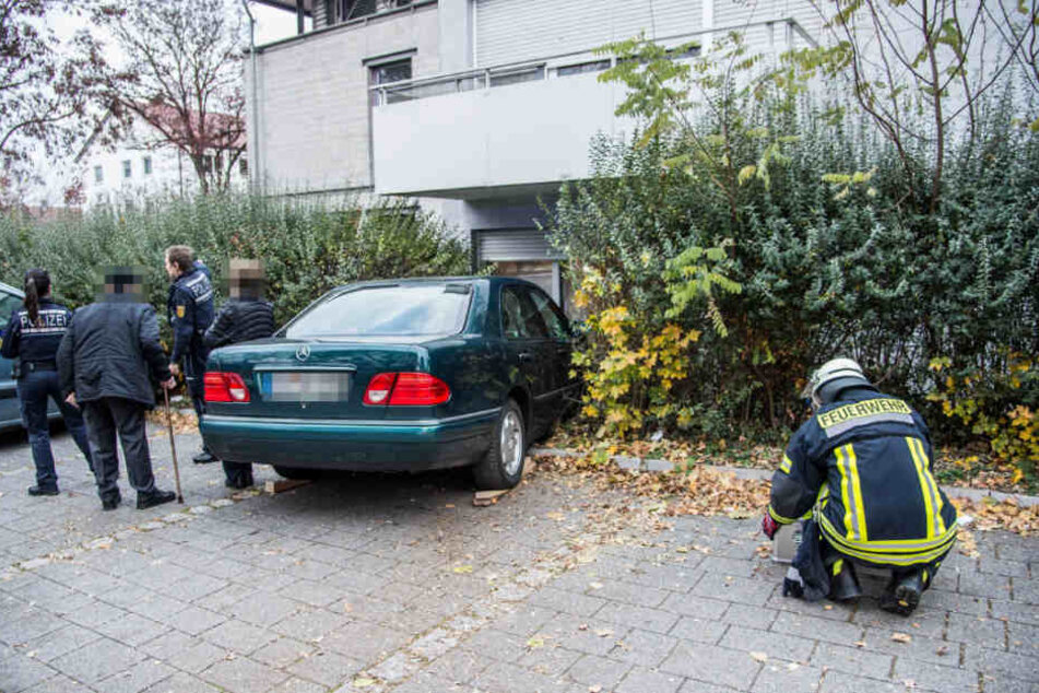 Das Auto durchbrach eine Hecke und krachte offenbar in das Haus.
