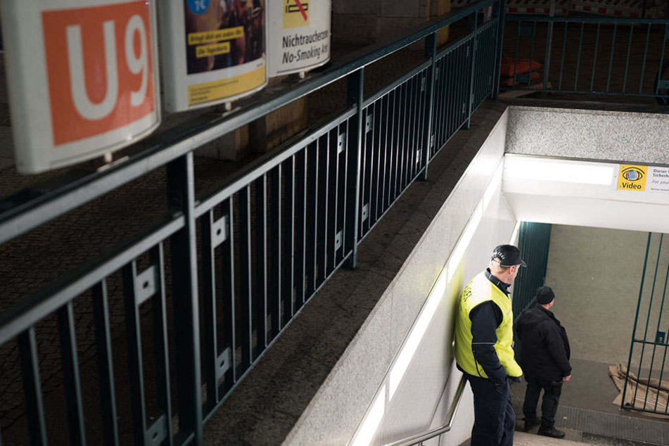 Die Frau wurde auf dem Weg zur U-Bahn attackiert.