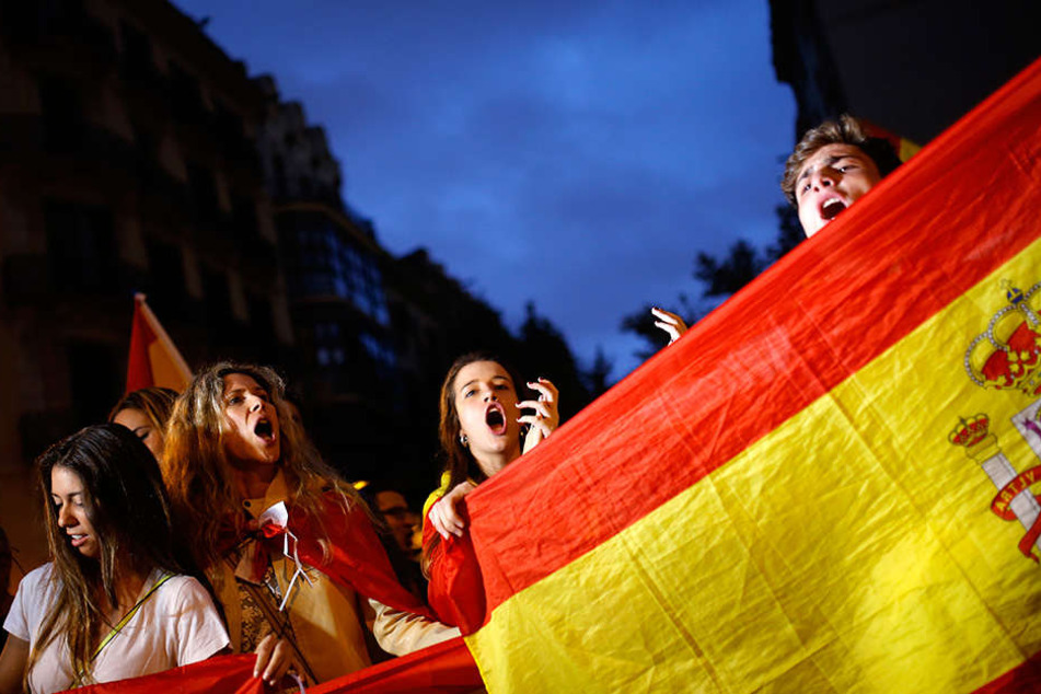 Gegner der Unabhängigkeit Kataloniens demonstrieren am 04.10.2017 in Barcelona mit spanischen Nationalflaggen.