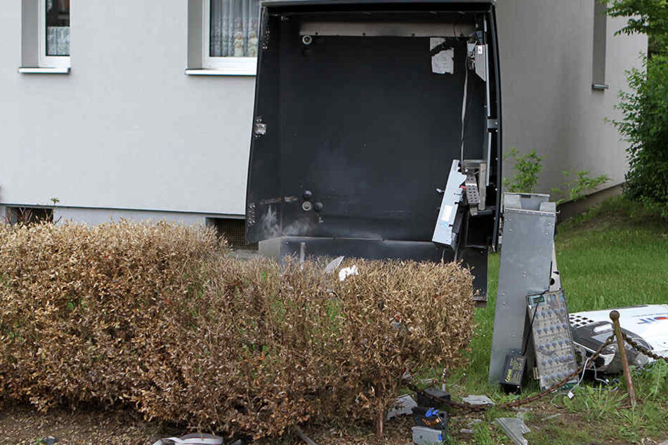 Das Trio jagte unter anderem einen Zigarettenautomaten in die Luft. (Archivbild).