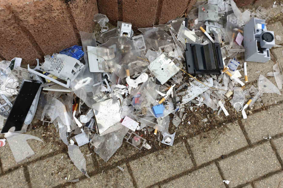 Die Trümmerteile hatten sich auf der Straße und dem Gehweg verteilt.