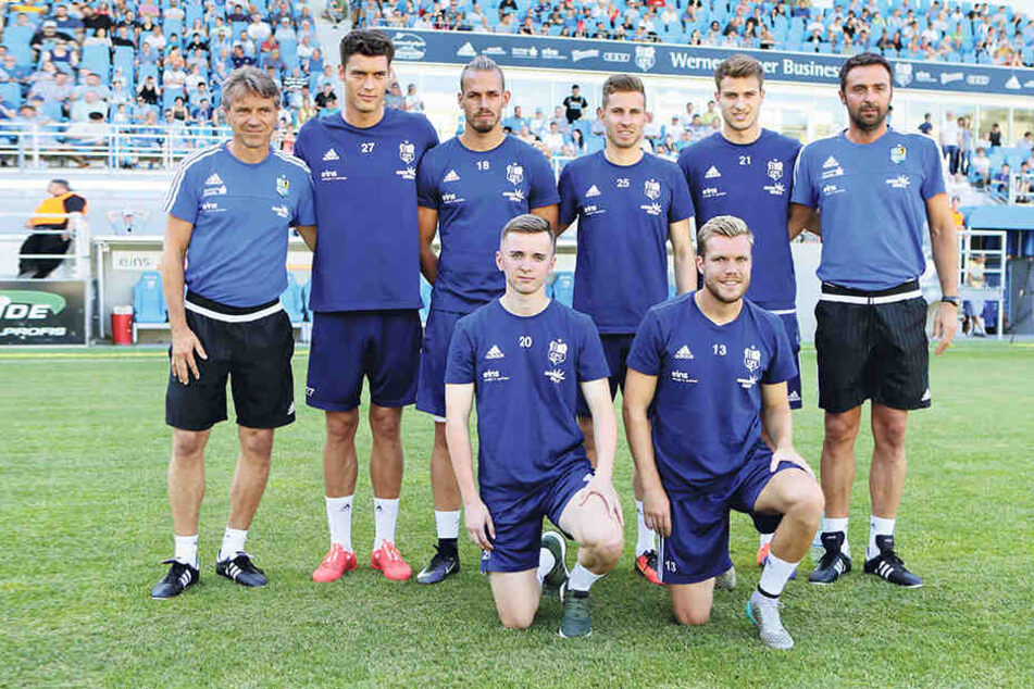Coach Horst Steffen (l.) und Co-Trainer Sreto Ristic (r.) mit den Neuzugängen Myroslav Slavov, Maurice Trapp, Markus Mlynikowski, Laurin von Piechowski (hint.,v.l.) sowie Marvin Thiele und Fabio Leutenecker (vorn, v.l.).