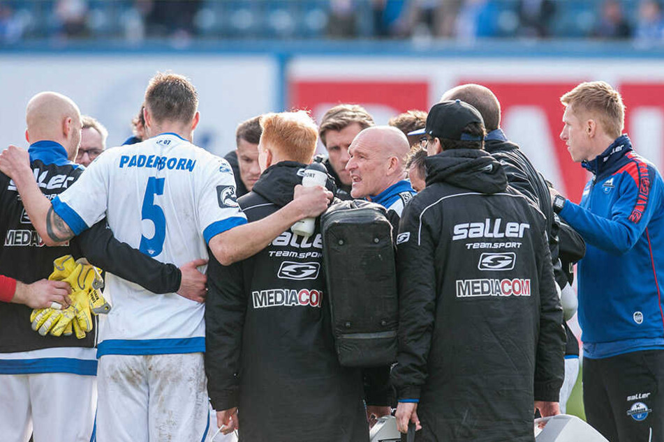 Nach dem Spiel richtete Trainer Emmerling ein paar Worte an die Mannschaft.