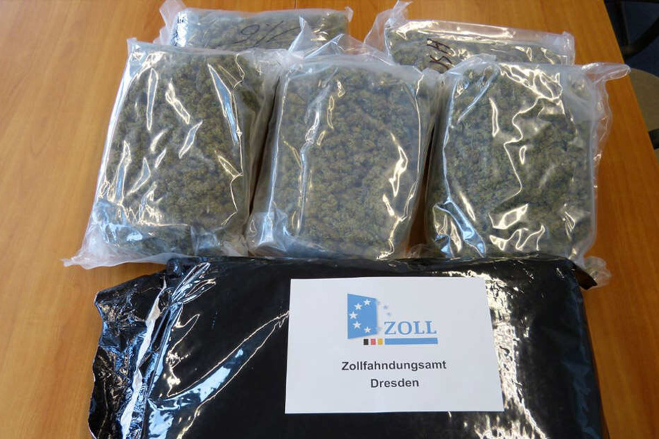 Riesiger Drogenfund! Die Zollfahnder stellten 220 Kilogramm Marihuana sicher.