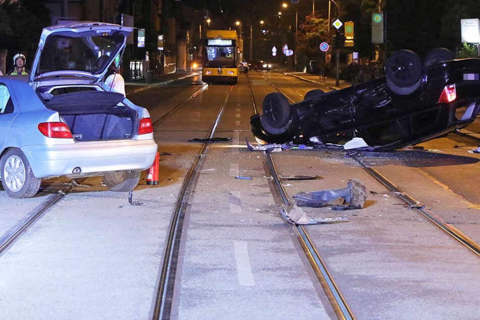 Auf der Salzburger Straße sind am Samstagabend zwei Autos kollidiert.