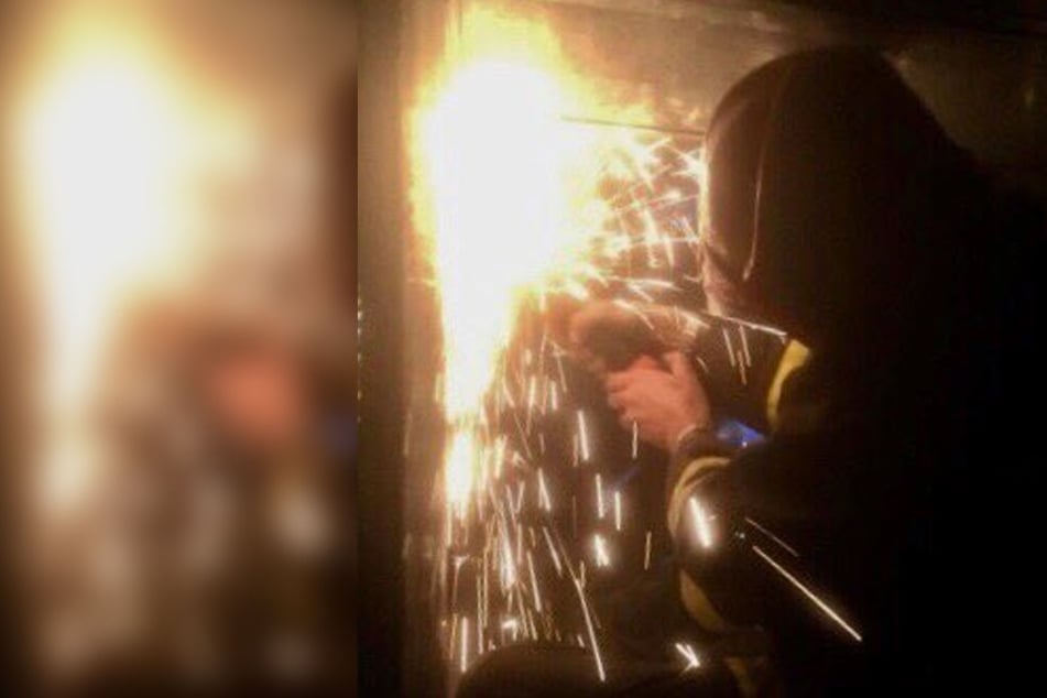 Die Feuerwehr konnte den Jungen mit schwerem Gerät aus dem Schacht befreien, doch er verstarb wenig später.