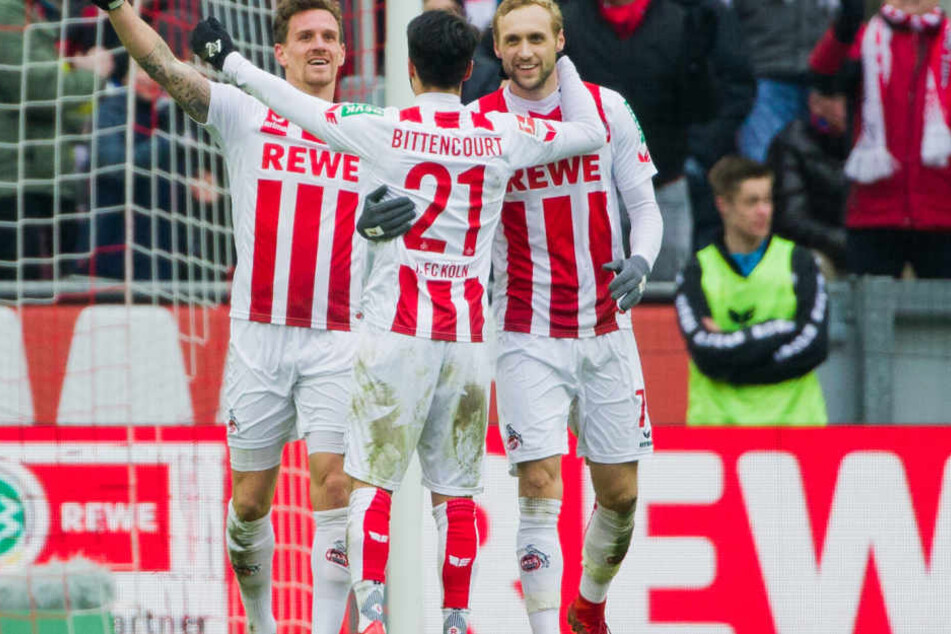 Torschütze Zoller jubelt mit Bittencourt und Risse.