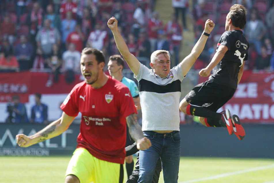 So bejubelte Janßen (M.) den Sieg als Interimstrainer des VfB auf dem Betzenberg.