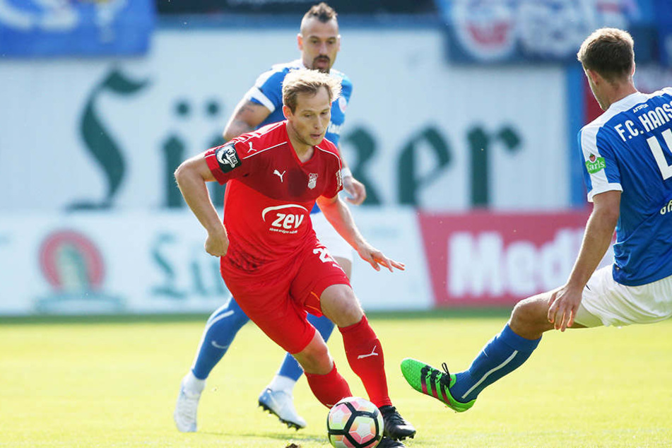 Rene Lange (rotes Trikot) und der FSV Zwickau kamen beim Hinspiel gegen Hansa Rostock mit 5:0 unter die Räder.
