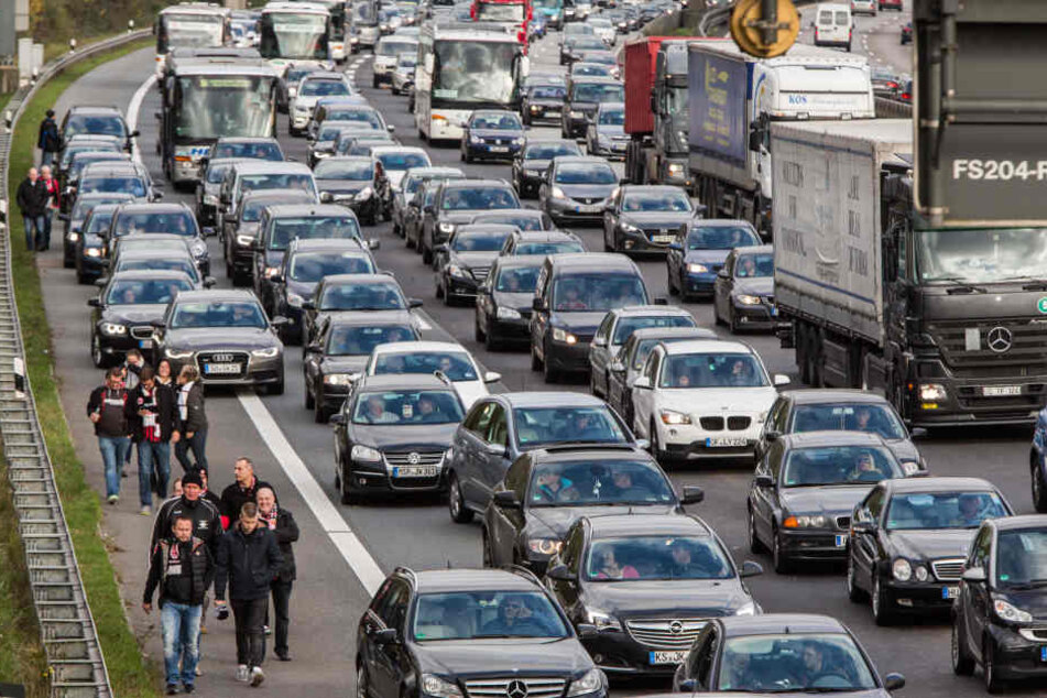 Nach einem schweren Unfall auf der Autobahn 9 am Schkeuditzer Kreuz musste die Fahrbahn voll gesperrt werden. (Symbolbild)