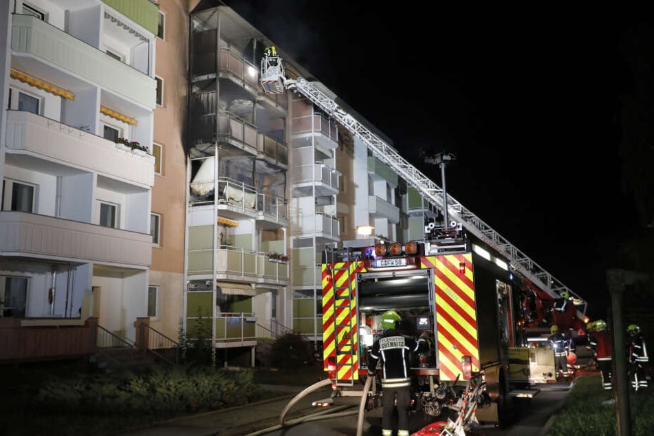 Die Feuerwehr war mehrere Stunden an dem Plattenbau im Einsatz.
