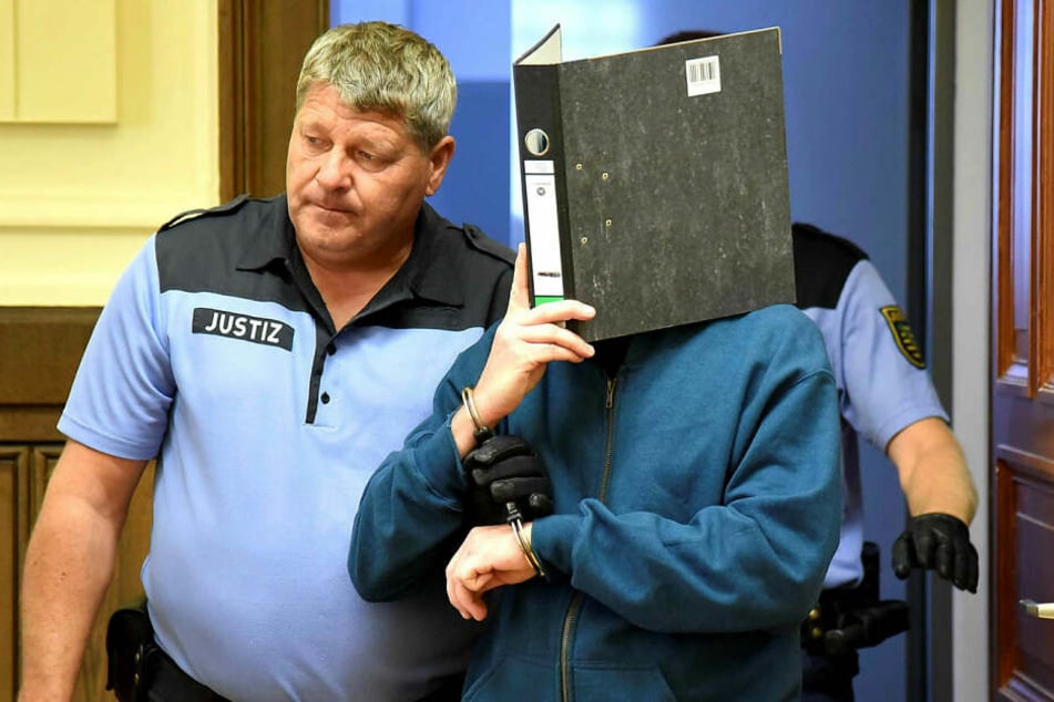 Krankenpfleger Peter F. wird am 20. August von Justizbeamten in den Gerichtssaal geführt.
