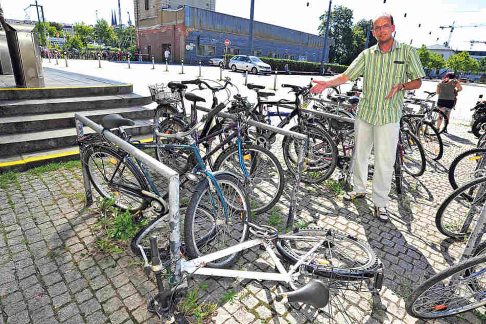 ADFC-Mitglied Ralph Sontag (48) an den Fahrradbügeln am Hauptbahnhof. Viele
der dort parkenden Fahrräder sind mangelhaft.
