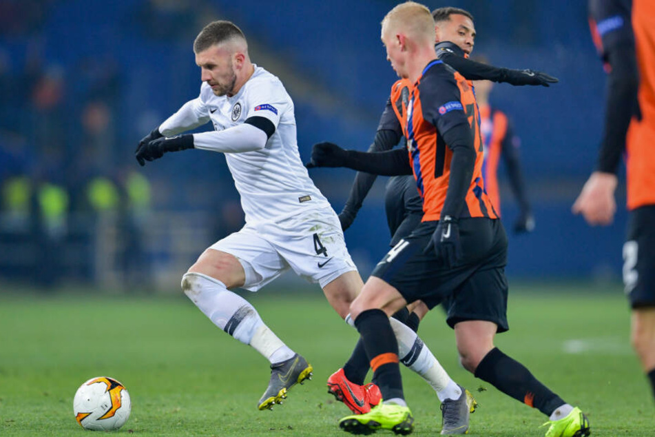 Frankfurts Ante Rebic (l.) und Viktor Kovalenko von Schachtjor Donezk kämpfen um den Ball.