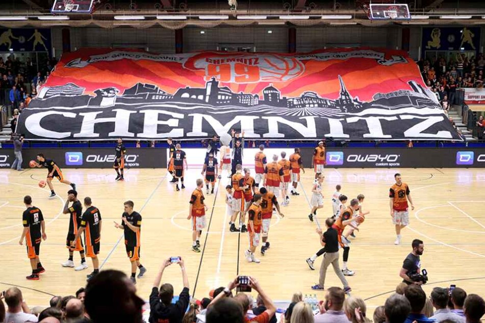 Die Niners-Fans sorgten mit einer Choreo für ordentlich Stimmung in der Halle.