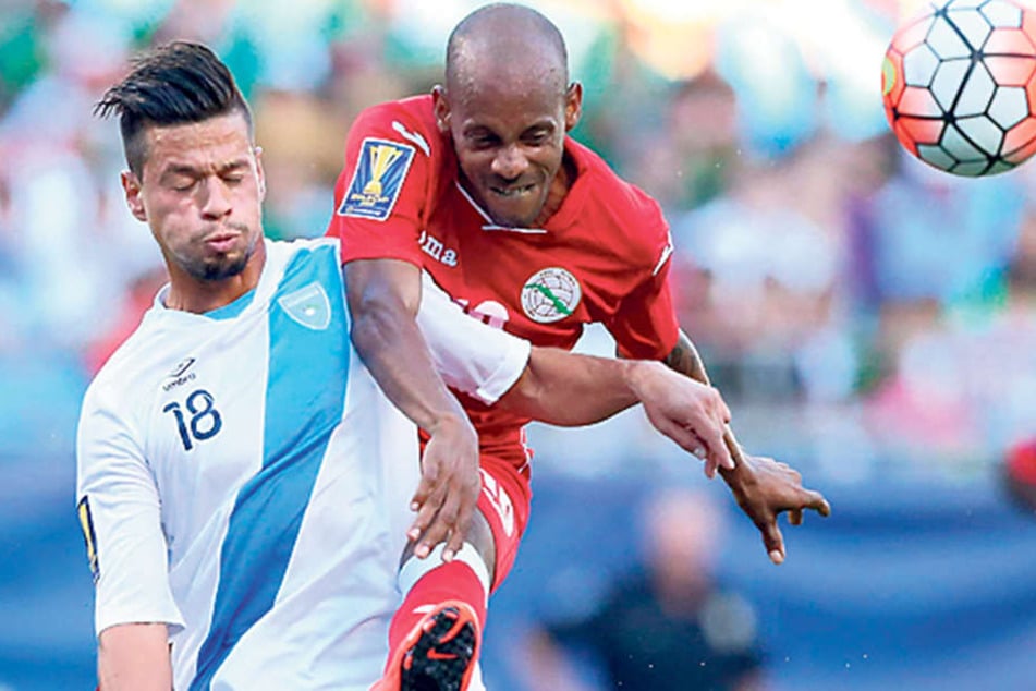 Stefano Cincotta (l., gegen Lopez) hätte lieber wieder das Trikot Guatemalas getragen. Doch er hatte keine Einladung.