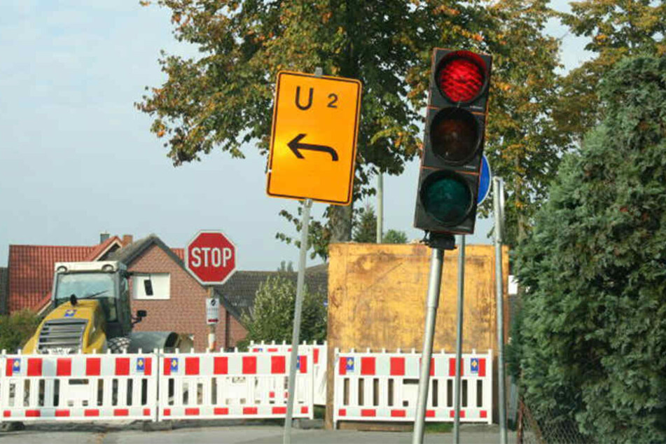 Eigentlich regelt eine Baustellenampel den Verkehr an der Kreuzung.