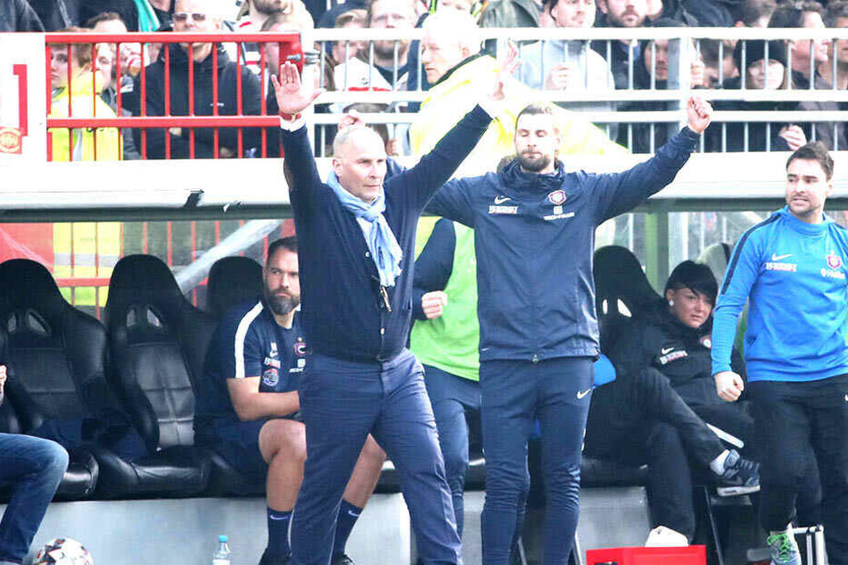 Die Erlösung war nach dem Abpfiff auch bei Präsident Helge Leonhardt (l.) und Co-Trainer Robin Lenk groß. Endlich der erste Dreier 2019.