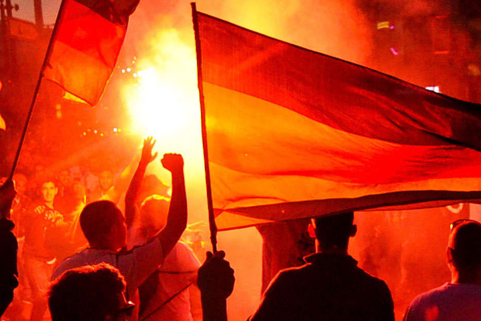 Unbekannte Randalierer versuchten, die Flagge eines Hausbesitzers anzuzünden (Symbolbild).