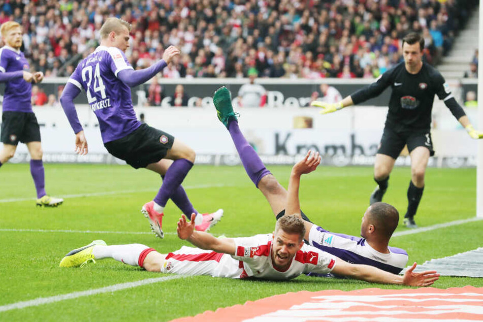 Simon Terodde (VfB) wird von Louis Samson (Aue) im Strafraum gefoult. Danach schießt Terodde selbst per Elfmeter das 1:0.